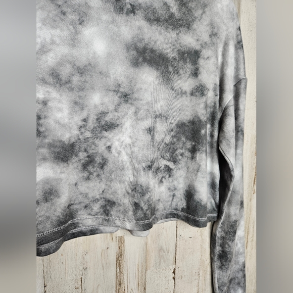 Arizona NWT Women's Black Gray Tie Dye Acid Wash Print Cropped Long Sleeve Top - Picture 9 of 11